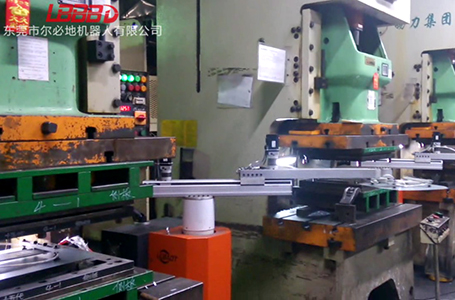 四軸沖壓機(jī)械手客戶現(xiàn)場(chǎng)視頻案例