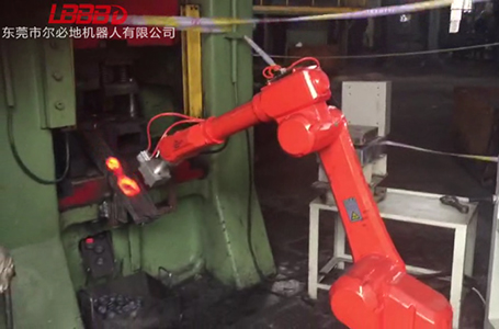 爾必地機(jī)器人高溫金屬上下料搬運(yùn)機(jī)器人現(xiàn)場(chǎng)